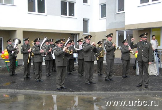 Праздничную обстановку в Академическом сегодня создавал военный оркестр