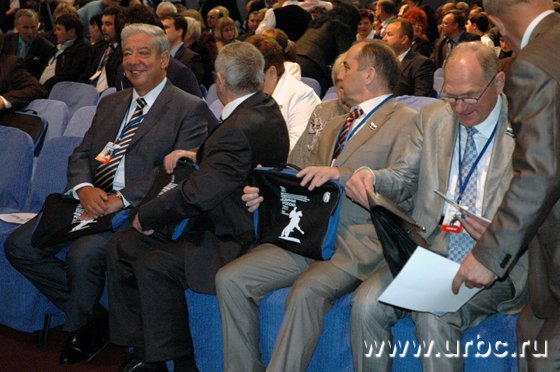 Александру Левину (крайний слева) не удалось сохранить должность в президиуме свердловской «Единой России», в отличие от Николая Воронина (крайний справа), который избежал партийного дауншифтинга