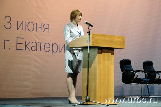 Открывать и вести мероприятие доверили Елене Чечуновой: за полтора года руководства Областной Думой она научилась руководить партийными деятелями